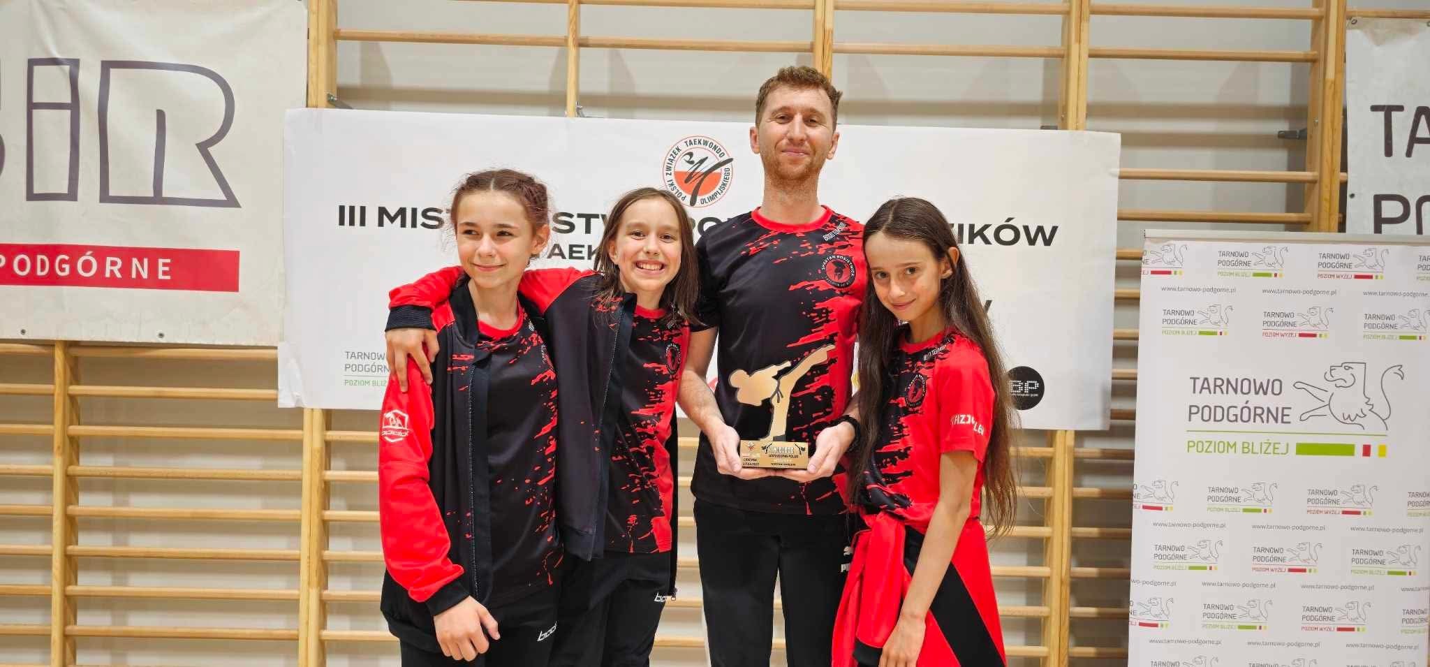 Zawodnicy klubu z trenerem