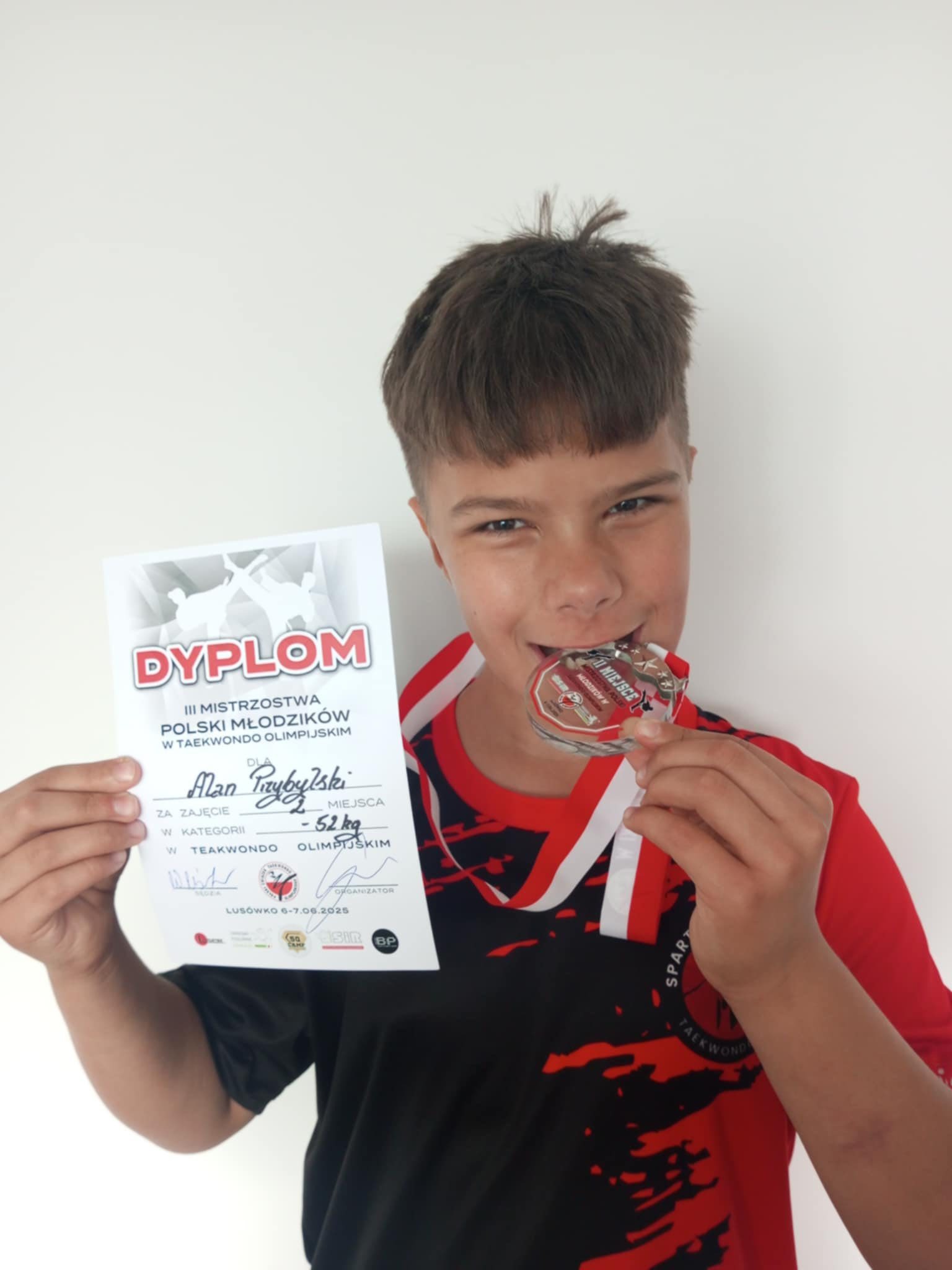 Zawodnik taekwondo z medalem i dyplomem