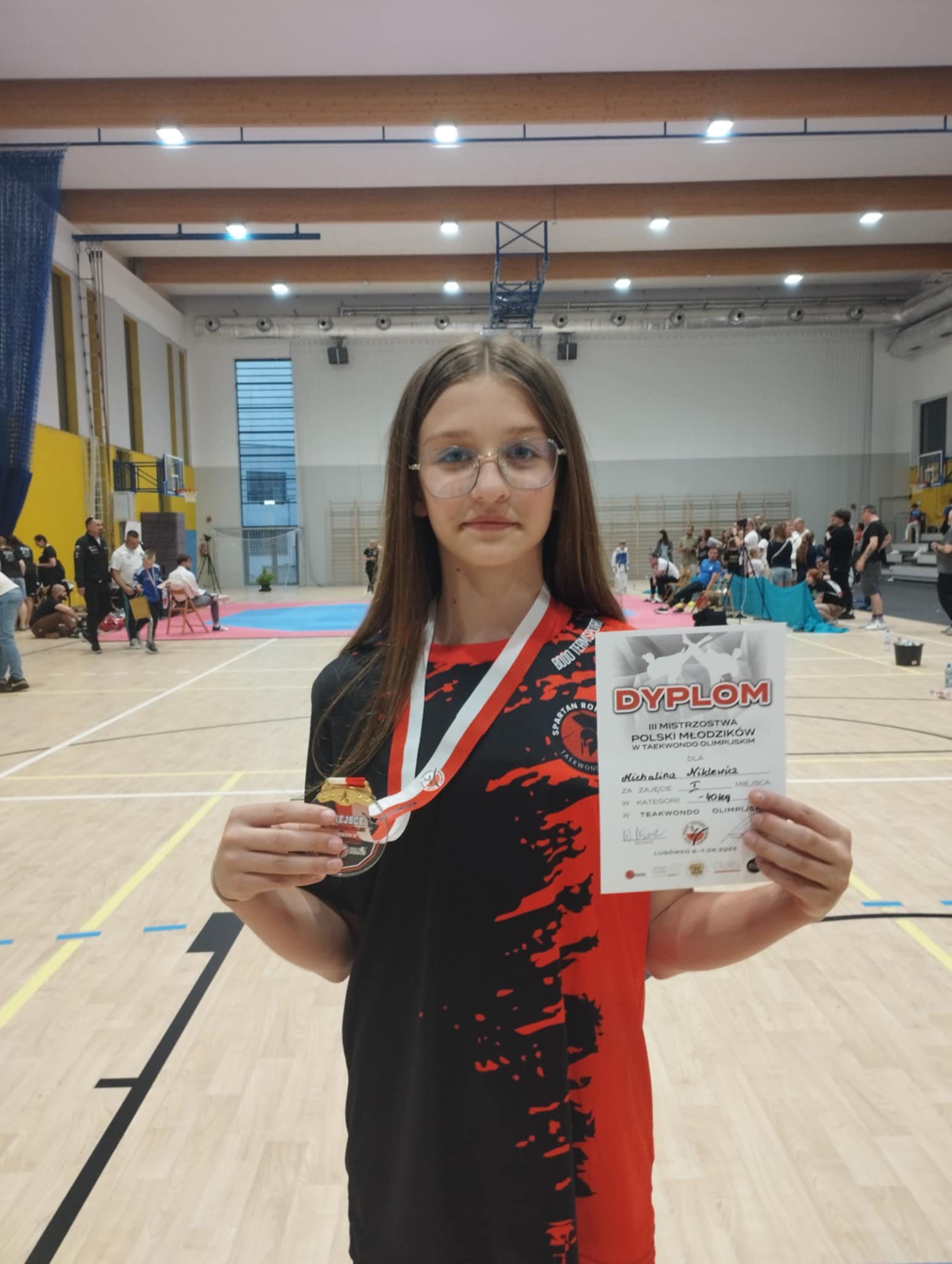 Zawodniczka taekwondo z medalem i dyplomem