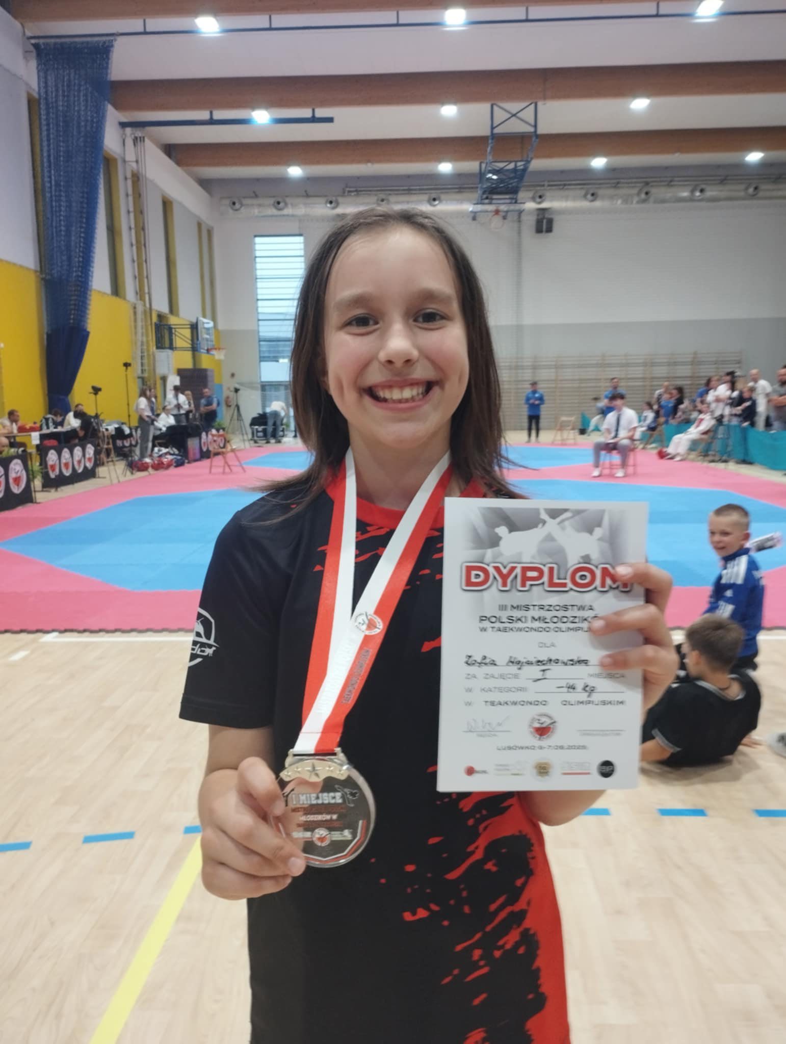 Zawodniczka taekwondo z medalem i dyplomem