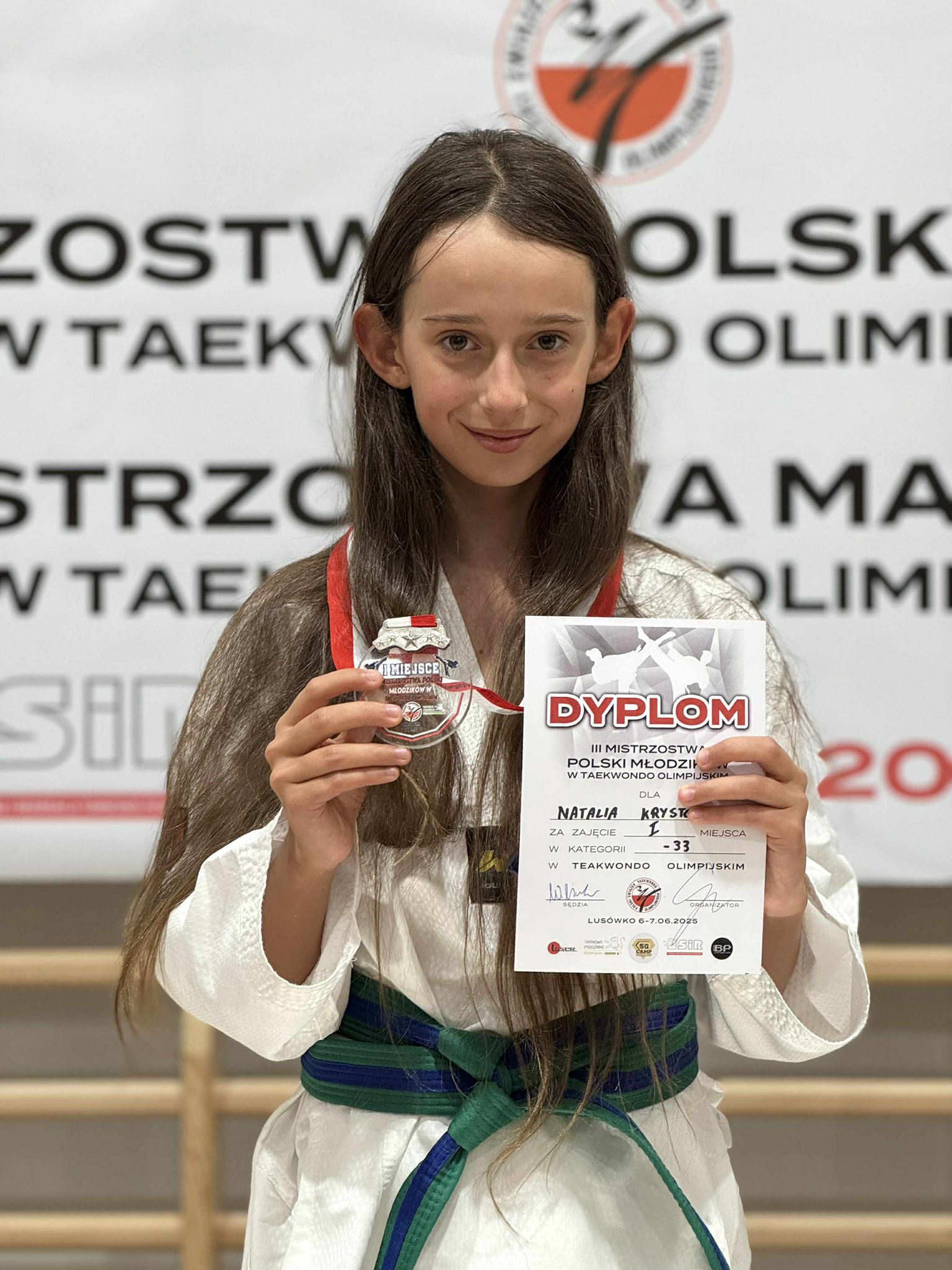 Zawodniczka taekwondo z medalem i dyplomem