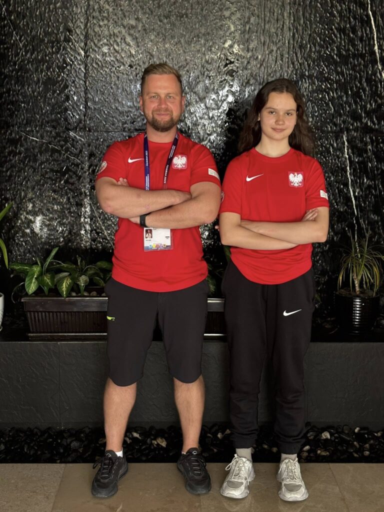 Zawodniczka taekwondo z trenerem