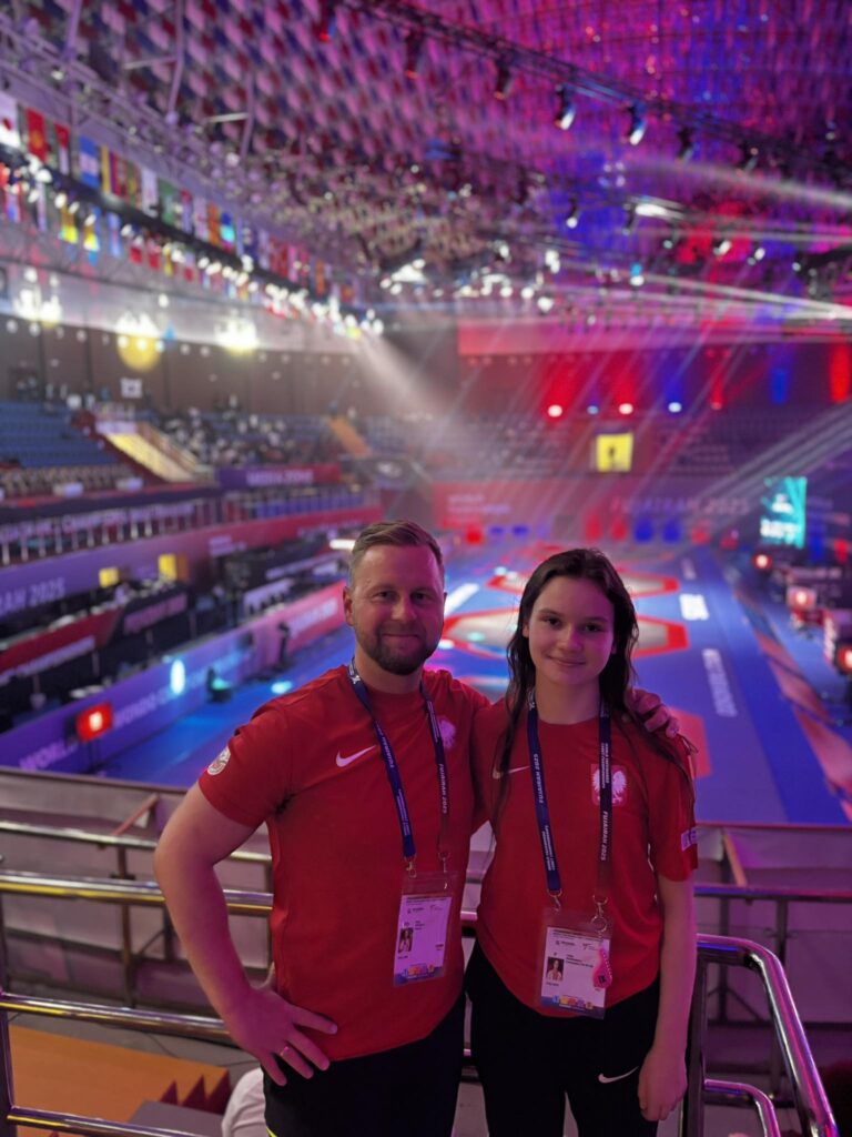 Zawodniczka taekwondo z trenerem