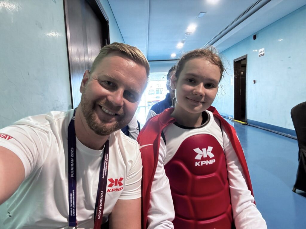 Zawodniczka taekwondo z trenerem